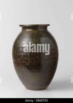 Ovoid jar with a Black Brown Glaze Eivormige pot van steengoed met een korte, wijde nek met platte Rand, gedeeltelijk bedekt met een bruinzwart glazuur. Het onderste deel van de pot is ongeglazuurd. Stockfoto