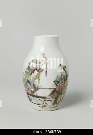 Eiförmige Vase mit vier Frauen und zwei Kindern zu einem Tisch mit einer Aufschrift Eivormige vaas van porselein traf wijde, korte nek, beschilderd op het glazuur in blauw, Rood, roze, Groen, geel, Paars, zwart en goud. OP de Wand een tafereel van twee 'go' spelende dames aan een tafel met vier toeschouwers, twee dames en twee kinderen, naast de toeschouwers een bloemenvaas, achter de spelende vrouwen een tafel met antiquiteiten (vaas met pauwenveren, korbrate, tweaze, tweaze, tweaze, tweaze, tweaze, tweaze, tweaze, tweaze, tweaze, tweaze, wistaal, tweaze, twea OP de dere zijde een inscriptie 'Afbeelding van een spel 'go', ge Stockfoto