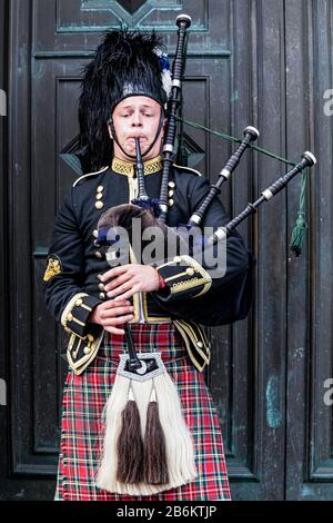 United Kingdon Scotland - Bagpiper in Edinburgh Stockfoto