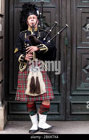 United Kingdon Scotland - Bagpiper in Edinburgh Stockfoto