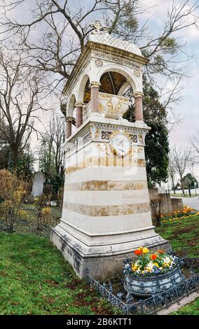 Wunderschön dekoriertes Denkmal auf dem Wiener Zentralfriedhof Stockfoto