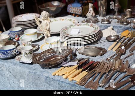 Artikel zum Verkauf auf dem Flohmarkt Marche aux Fluers in Nizza, Frankreich. Stockfoto