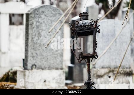 Alte, zerstörte und überwucherte Denkmäler auf Gräbern auf dem Wiener Zentralfriedhof Stockfoto