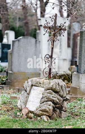 24. MÄRZ 2017, WIEN, ÖSTERREICH: Alte, zerstörte und überwucherte Denkmäler auf Gräbern auf dem Wiener Zentralfriedhof Stockfoto