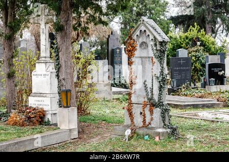 Mikulov, TSCHECHIEN - 16. Juli 2016: Grabsteine auf dem Alten jüdischen Friedhof in Mikulov, Tschechien am 16. Juli 2016 Stockfoto