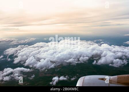 Wunderbarer Blick vom Flugzeug auf Land und Himmel Stockfoto