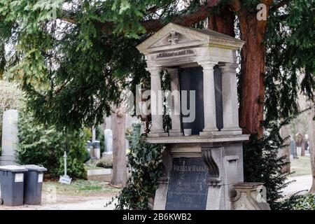 24. MÄRZ 2017, WIEN, ÖSTERREICH: Alte, zerstörte und überwucherte Denkmäler auf Gräbern auf dem Wiener Zentralfriedhof Stockfoto