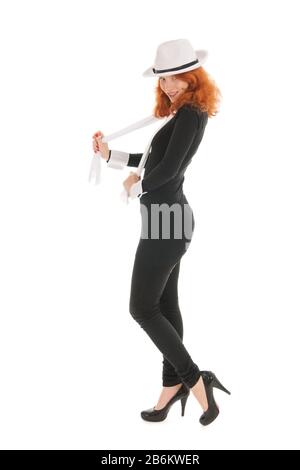 Frau in Schwarz als Dandy mit Hut isoliert über weißem Hintergrund Stockfoto