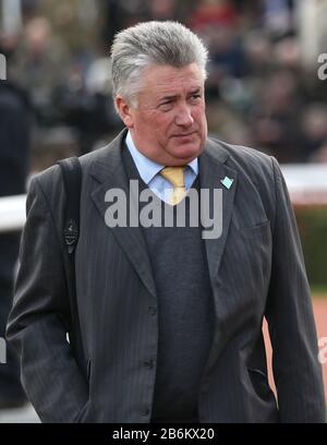 Trainer Paul Nicholls am zweiten Tag des Cheltenham Festivals auf der Rennbahn Cheltenham. Stockfoto