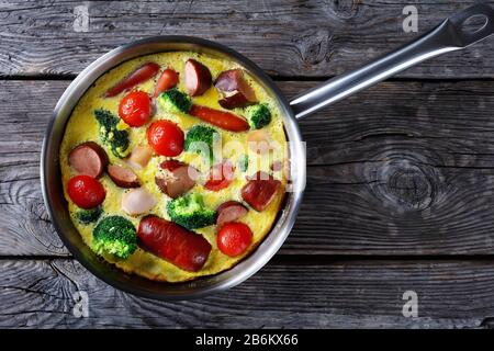 Gebackene Omelette oder Frittata mit Würstchen, Brokkoli Stockfoto