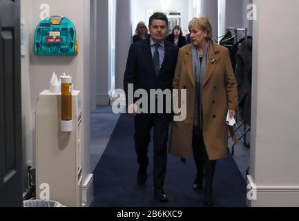 Finanzminister Paschalal Donohoe (Linke) und Ministerin für Wirtschaft Heather Humphreys, die zu einer Pressekonferenz in Regierungsgebäuden in Dublin kommen, um über die gemeinsamen nationalen Anstrengungen zu sprechen, die von Regierung, Gewerkschaften und Arbeitgebern zur Reaktion auf die globale und nationale Krise im öffentlichen Gesundheitswesen aufgrund von Coronavirus erforderlich sind. Stockfoto