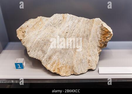 Am Meteoritenkrater bildete sich Einschlagschmelzgestein Stockfoto