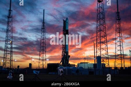 Eine SpaceX Falcon 9-Rakete ist für den Start bei Sonnenuntergang auf Komplex 40 vorbereitet Stockfoto