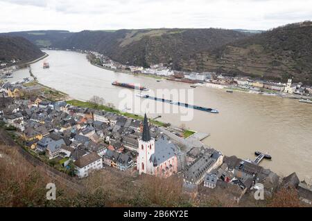 Bargen am Rhein im Winter vorbei an St. Goar und St. Goarshausen, Deutschland Stockfoto