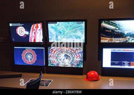 24. MÄRZ 2017, WIEN, MUSEUM FÜR NATURGESCHICHTE, ÖSTERREICH: Computerbildschirme, die das Steuer- und Überwachungssystem des Hadronen-Kolliders im CERN modellieren Stockfoto