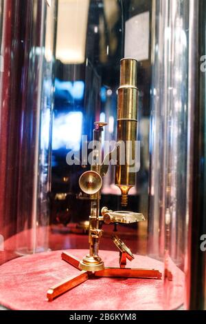 24. MÄRZ 2017, WIEN, MUSEUM FÜR NATURGESCHICHTE, ÖSTERREICH: Vintage-Mikroskop aus dem 19. Jahrhundert im Museum Stockfoto