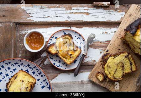 Hausgemachte Schokolade babka, schwenken Brioche mit Schokolade Stockfoto
