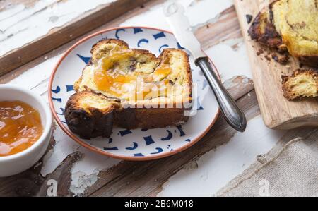 Hausgemachte Schokolade babka, schwenken Brioche mit Schokolade Stockfoto