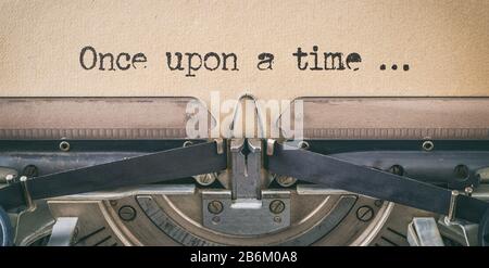 Text, der mit einer alten Schreibmaschine geschrieben wurde - einmal nach der Zeit Stockfoto