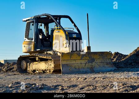 Caterpillar D3K2 LGP Bulldozer parkte auf einem Entwicklungsgelände, auf dem neue Lager in Harris County, Houston TX, gebaut werden sollen. Stockfoto