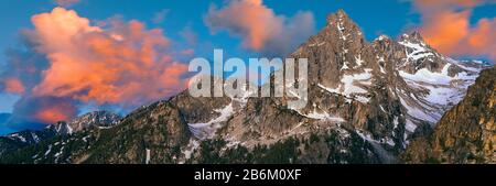 Niedriger Blickwinkel auf Nez Perce Peak, Teton Range, Grand Teton National Park, Wyoming, USA Stockfoto