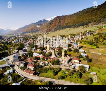 Mestia, Provinz Svaneti, Georgia im Sommer aus der Drohnenperspektive. Steinerne, mittelalterliche Svaneti-Tower-Häuser. Stockfoto