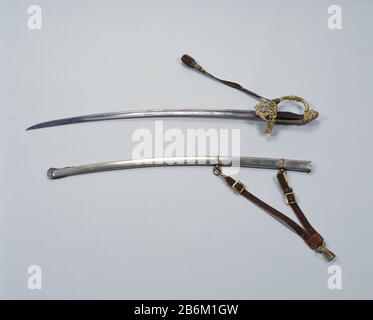 Eresabel KNIL traf auf schede en draagstel Eresabel van het Koninklijk Nederlands Indisch Leger, uitgereikt namens Koning Willem III aan K.F. Schultze, Kapitein der Infanterie op Palembang im Jahr 1859. Het geelkoperen gevest is gegoten, verguld en versierd met knopjes, krulen en lofwerk; op de pareerstang is een nageciseleerde reliëfversiering gesoldeerd in de vorm van een lauwerkrans rond een ajour bewerkte W van gestempeld zilver; De zwarte hoornen greep is omwonden met gedraaid zilverdraad, heeft een achterstuk met een patroon van schubben en mondt uit in een gevestknop in de vorm van een leeuwenko Stockfoto