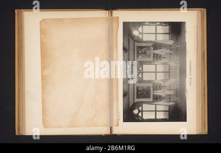 Rezaal in een kazerne van de Svea livgarde in Stockholm Salle d'honneu (titel op object) Ehrenhalle in einer Kaserne der Svea livgarde Stockholm All d'honneu (title object) Objektart: Fotomechanische Druckseite Artikelnummer: RP-F 2001-7-707-4 Aufschriften / Marken: Nummer, Nachdruck: 'N o IV A.'opschrift, recto, printed:' Chr. Gyllenstjerna. J.J. Hastfehr.' Hersteller: Hersteller: V. Wolfenstein (auf Objekt angegeben) Hersteller: Johannes Jaeger (auf Objekt angegeben) Ort Herstellung: Stockholm dating: CA. - im oder vor dem Jahr, im Jahre 1890 Material: Papiertechnik: Lichtdruck Stockfoto