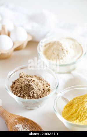 Verschiedene glutenfreie Mehlkorn, Sesam, Hafer, Kokosnuss in der Schüssel auf weißem Hintergrund.Alternative zu Weizenmehl für die Keto Paläo-Diät.gesunde Ernährung,Ernährung Stockfoto