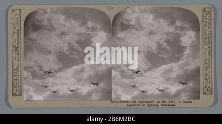 Eskader van Britse vliegtuigen Aufrechterhaltung unserer Vormachtstellung in der Luft ein Kampfgeschwader in (titel op object) Squadron British vliegtuigenMaintaining unsere Vormachtstellung in der Luft ein Kampfgeschwader (title object) Eigenschaft Typ: Stereobilie Artikelnummer: RP-F06301 Aufschriften/Marken: Beschriftung, Nachschrift, gedruckt: "Nach königlichem Befehl an Ihre kaiserlichen Majestien König Georg V. und Königin Mary'numer, recto, Printed, '70' Hersteller: Fotograf: Realistische Reisen (auf Objekt angegeben) Datum: 1914 - 1918 Material: Pappe Papiertechnik: Gelatine silberner Druck Abmessungen: Sekundärträger: H 85 Stockfoto