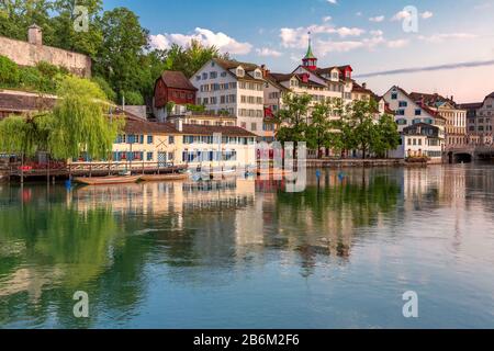 Gemütliche Häuser am Limmatfluss bei Sonnenaufgang in Der Altstadt von Zürich, der größten Stadt der Schweiz Stockfoto