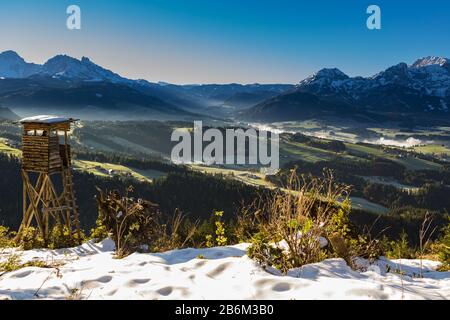 Tal in den österreichischen Alpen beleuchtet mit der Morgensonne Stockfoto