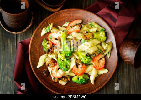 Nudeln mit Meeresfrüchten und Gemüse, flaches Laienbild Stockfoto