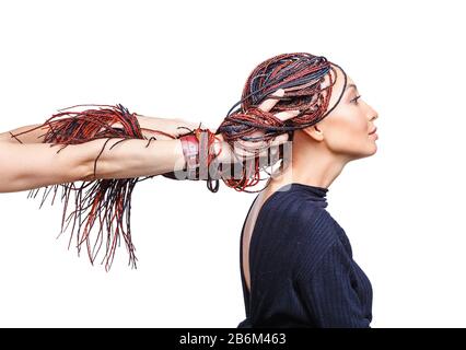 Bunte Haarflechten mit Kanekalon Zizen in den Händen eines Friseursalons, Kreativität und modisches Haarstyle-Konzept Stockfoto