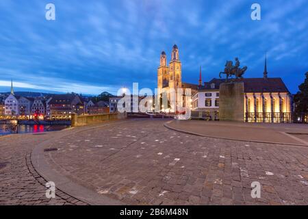 Berühmte Großmunster-Schurche am Limmatfluss in der Altstadt von Zürich, der größten Stadt der Schweiz Stockfoto