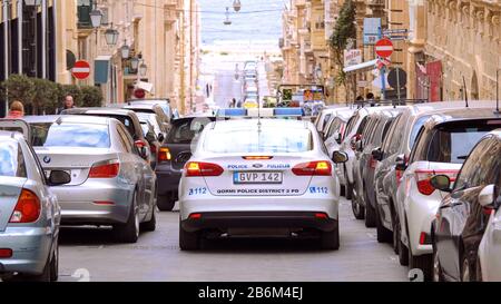 Polizeiwagen in Valletta - MALTA, MALTA - 5. MÄRZ 2020 Stockfoto