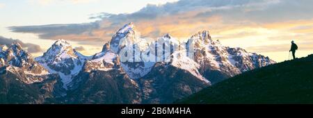 Silhouette eines Wanderers mit Blick auf die Teton Range von der Landung in Schwabachers, Grand Teton National Park, Wyoming, USA Stockfoto