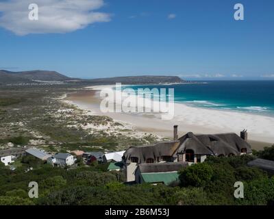 Blick auf eine Bucht, Noordhoek, Kapstadt, westliche Kapprovinz, Südafrika Stockfoto