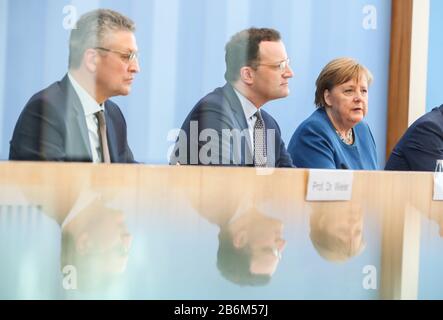 Berlin, Deutschland. März 2020. Bundeskanzlerin Angela Merkel (R), Bundesgesundheitsminister Jens Spahn (C) und Robert Koch-Institut (RKI) Präsident Lothar Wieler nehmen an einer Pressekonferenz der COVID-19-Situation in Deutschland in Berlin, der Hauptstadt Deutschlands, am 11. März 2020 Teil. Bundeskanzlerin Angela Merkel sagte auf einer Pressekonferenz am Mittwoch, dass drastische Schritte notwendig seien, um die Verbreitung des neuartigen Coronavirus zu verlangsamen. Credit: Shan Yuqi/Xinhua/Alamy Live News Stockfoto