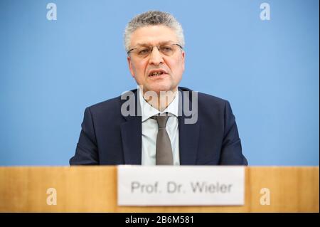 Berlin, Deutschland. März 2020. Robert Koch-Institut (RKI) Präsident Lothar Wieler nimmt an einer Pressekonferenz der COVID-19-Situation in Deutschland in Berlin, der Hauptstadt Deutschlands, am 11. März 2020 Teil. Bundeskanzlerin Angela Merkel sagte auf einer Pressekonferenz am Mittwoch, dass drastische Schritte notwendig seien, um die Verbreitung des neuartigen Coronavirus zu verlangsamen. Credit: Shan Yuqi/Xinhua/Alamy Live News Stockfoto