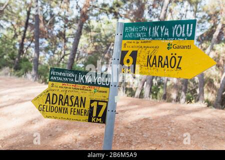 13. SEPTEMBER 2017, TÜRKEI, LYKISCHER WEG: Wegweiser Lykischer Weg, der auf den Leuchtturm von Adrasan und Gelidonya zeigt Stockfoto