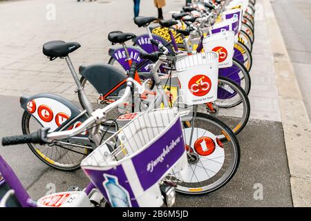 23. MÄRZ 2017, WIEN, ÖSTERREICH: Citybike-Verleih in der modernen Stadt Stockfoto