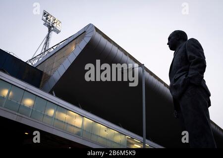 Die Statue des ehemaligen Managers Sir Alf Ramsey wacht über das Stadion, nachdem Ipswich Town Oxford United in einer SkyBet League One Fixture an der Portman Road gespielt hatte. Beide Mannschaften standen im Streit um den Aufstieg, als die Saison in ihre letzten Monate einging. Die Besucher gewannen die Partie 1:0 durch ein 44. Matty Taylor Tor, das von einer Menge von 19.363 beobachtet wurde. Stockfoto