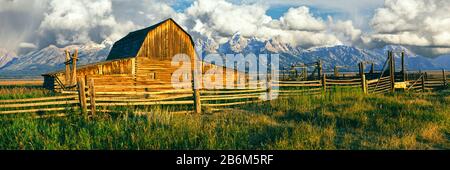 Sonnenaufgang über der Molton Barn entlang Mormon Row, Teton Range, Mormon Row Historic District, Grand Teton National Park, Wyoming, USA Stockfoto