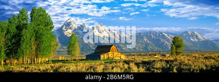 Sonnenaufgang über der Molton Barn entlang Mormon Row, Teton Range, Mormon Row Historic District, Grand Teton National Park, Wyoming, USA Stockfoto