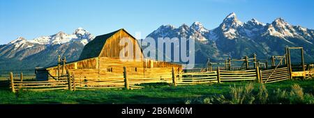 Sonnenaufgang über der Molton Barn entlang Mormon Row, Teton Range, Mormon Row Historic District, Grand Teton National Park, Wyoming, USA Stockfoto