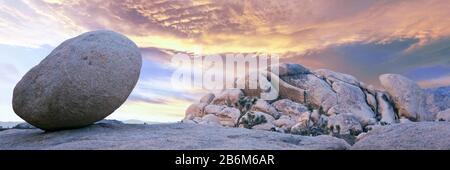 Einsamer Felsbrocken in der Wüste bei Sonnenaufgang, Joshua Tree National Park, Kalifornien, USA Stockfoto