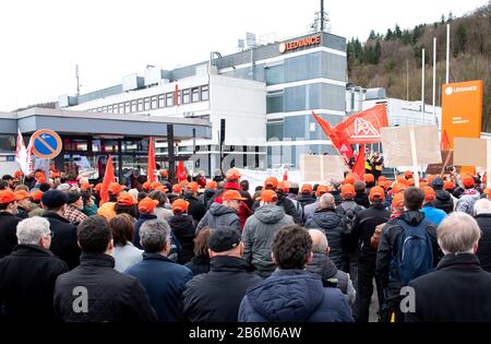 11. März 2020, Bayern, Augsburg: Mitarbeiter des Beleuchtungsherstellers Ledvance nehmen an einer Kundgebung im Werk in Augsburg Teil. Der Beleuchtungshersteller Ledvance will mit rund 360 Mitarbeitern sein größtes deutsches Werk in Eichstätt schließen. Foto: Sven Hoppe / dpa Stockfoto