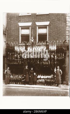 Exterieur van een poelierswinkel Exterior eines Geflügelgeschäftsobjekts Typ: Bild Artikelnummer: RP-F03788 Aufschriften / Marken: Stempel, Verso, gestempelt: "Von einem Foto von Frank Meadow Sutcliffe ... Englands Hersteller : Fotograf Frank Meadow Sutcliffe ( nach Objekt aufgelistet) Ort Herstellung: England Datum: 1900 - 1985 Physische Merkmale: Silber-Druckmaterial für Tageslicht-Gelatine: Papiertechnik: Tageslichtgelatine Silber Druckabmessungen: Foto: H 251 mm × W 200 mmOnderwerp Stockfoto