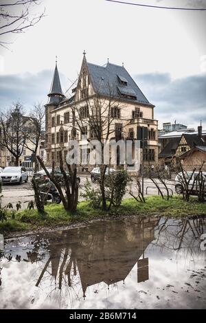 Freiburg im Breisgau - 31. Dezember 2017: Architekturdetails und Straßenvibe im historischen Teil der Stadt an einem Wintertag Stockfoto
